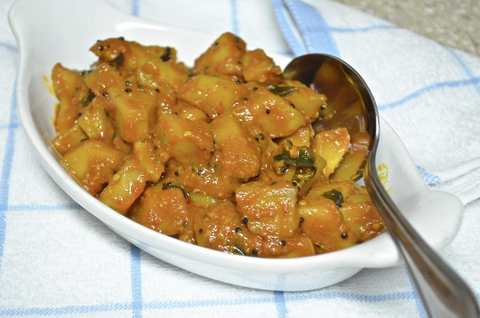 Recette de pommes de terre Vindaloo (curry épicé de la pomme de terre Goan) Recette Indienne Traditionnelle