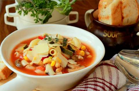 Recette de pot à soupe Macaroni Minesestrone (soupe italienne à base de légumes, de haricots et de macaroni) Recette Indienne Traditionnelle