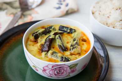 Recette de Punjabi Bhindi Kadhi - Okra rôti au yogourt Curry Recette Indienne Traditionnelle