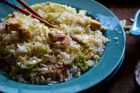 Recette de riz frit chinois avec poulet et laitue déchiquetée Recette Indienne Traditionnelle