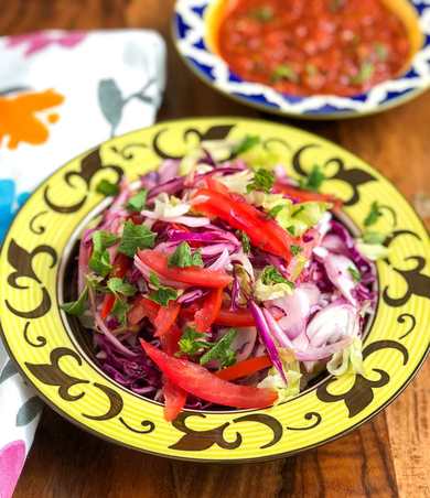 Recette de salade d'été, chou rouge, laitue oignons et tomates Recette Indienne Traditionnelle