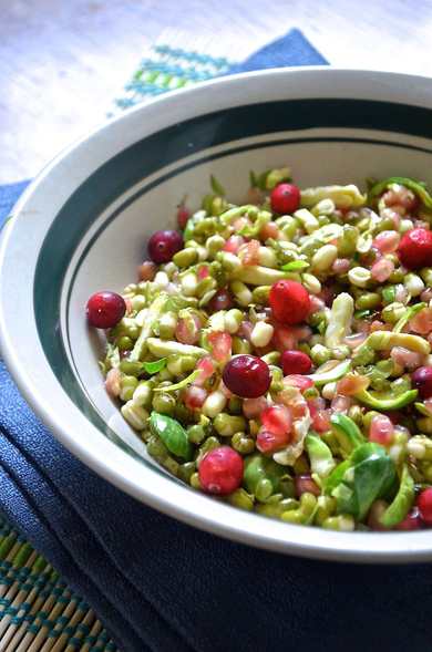 Recette de salade de germes de haricots mungers avec des choux bruxelles et de la grenade Recette Indienne Traditionnelle