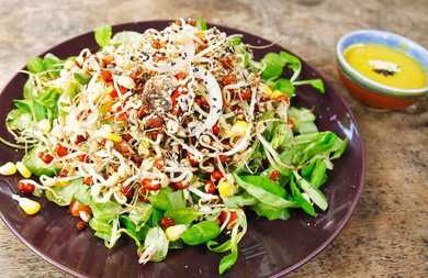 Recette de salade de germes de haricots de style asiatique et de maïs Recette Indienne Traditionnelle