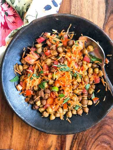 Recette de salade Kala Chana avec carottes, concombre et tomates Recette Indienne Traditionnelle