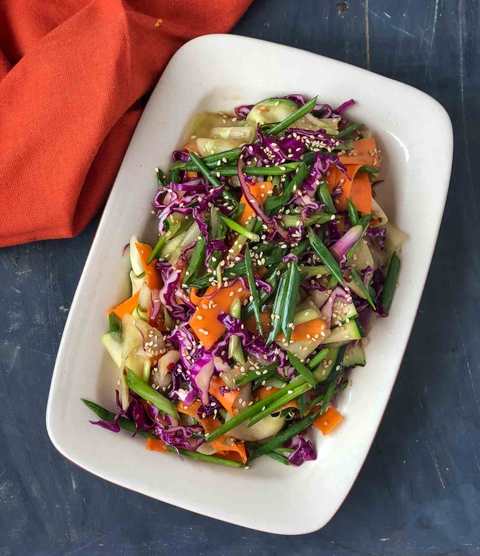 Recette de salade de légumes asiatique croquante avec vinaigrette à l'ail au miel Recette Indienne Traditionnelle