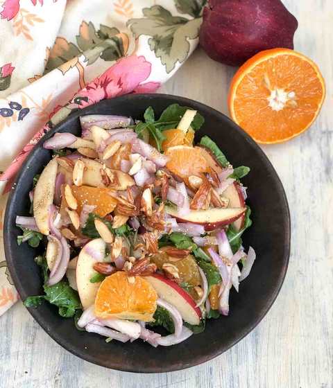 Recette de salade d'orange de pomme d'orange avec des amandes rôties et une vinaigrette au gingembre rôti Recette Indienne Traditionnelle