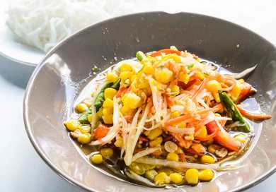 Recette de salade de papaye verte épicée thaïlandaise avec maïs sucré – Som Tum Khao Pod Recette Indienne Traditionnelle