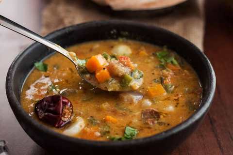 Recette de Sambar de légumes mixte de style Udupi (curry de lentille avec des légumes) Recette Indienne Traditionnelle