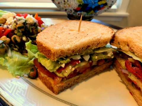 Recette de sandwich au basilic tomate méditerranéen avec poivre sucré piquant Recette Indienne Traditionnelle