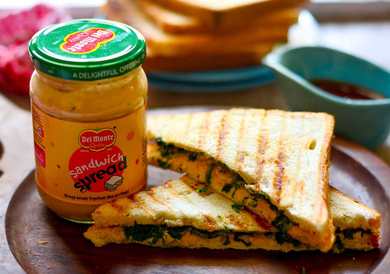 Recette sandwich des épinards et de maïs aromatisés avec une propagation de sandwich Recette Indienne Traditionnelle