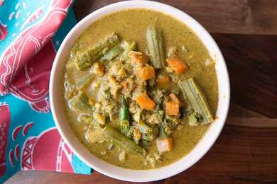 Recette Shukto – Bengali Mixte Légume dans la sauce aux moutarde et pavot Recette Indienne Traditionnelle
