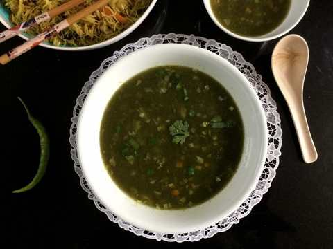 Recette de soupe à soupe d'épinards chaud et aigre-souris indo Recette Indienne Traditionnelle