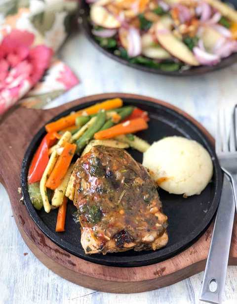 Recette de steak de poulet avec poêle à panênes rôties et purée de pommes de terre Recette Indienne Traditionnelle