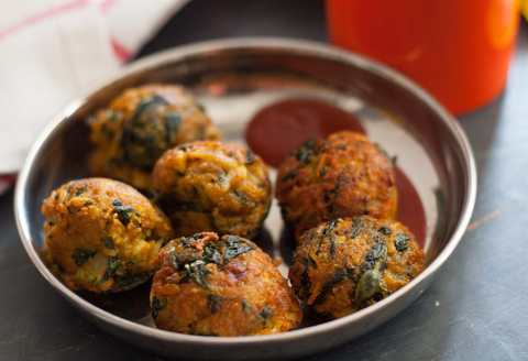 Recette de style Karnataka de style Alugadde et de Mentye Pakoda (patates et feuilles de Fenugrecques) Recette Indienne Traditionnelle