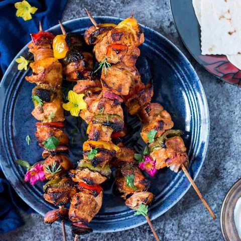 Recette de Tawish de style libanais – brochettes de poulet grillées Recette Indienne Traditionnelle