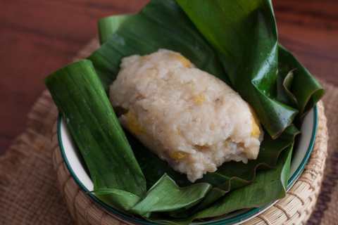 Recette Tom Khao Tom Sweet Style Thaïlandaise (riz collant à la noix de coco farci de banane et à la vapeur) Recette Indienne Traditionnelle