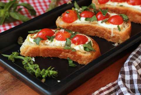 Recette de tomates rôties et de bruschetta au basilic Recette Indienne Traditionnelle