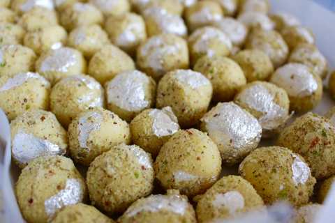 Recette de truffes au chocolat blanc Kesar-Pista Recette Indienne Traditionnelle