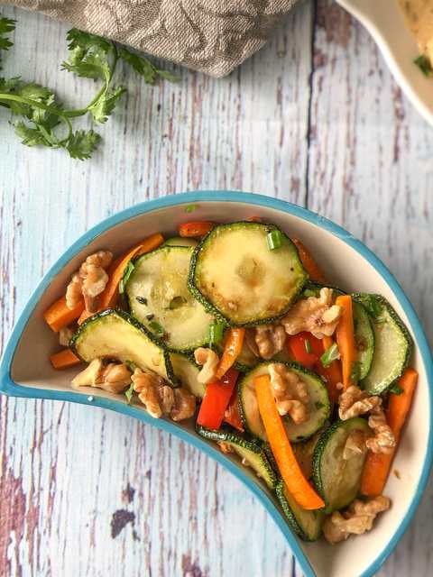 Salade de carotte de zucchini en noyer rôti dans la recette de vinaigrette à vin rouge Recette Indienne Traditionnelle