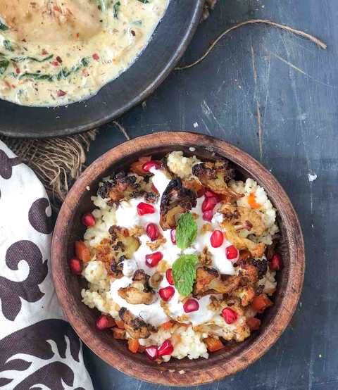 Salade de chou-fleur rôtie avec recette de yogourt de quinoa et d'ail Recette Indienne Traditionnelle