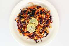 Salade de chou rouge asiatique avec recette de cacahuètes rôties Recette Indienne Traditionnelle