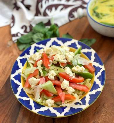 Salade de laitue d'été avec concombre, recette de tomates et féta Recette Indienne Traditionnelle