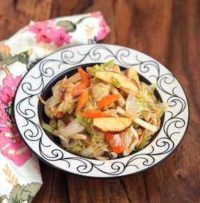 Salade de laitue, de pomme et de carotte avec recette de pansement de piment Recette Indienne Traditionnelle