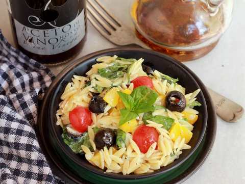 Salade de pâtes orzo méditerranéennes avec recette de vinaigrette Feta Recette Indienne Traditionnelle