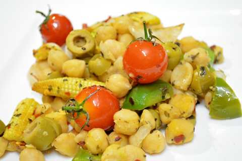 Salade de pois chiche avec tomates cerises, olives et recette de capsicum Recette Indienne Traditionnelle