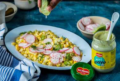 Salade de maïs avec radis, jalapeño et citron vert dans la recette de mayo menthe Recette Indienne Traditionnelle