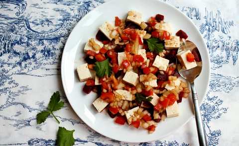 Salade de tofu douce et épicée avec recette de betterave Recette Indienne Traditionnelle