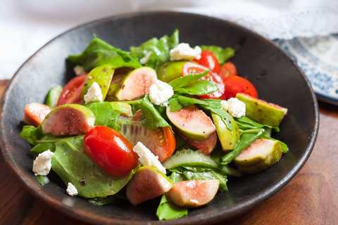 Salade des tomates d'épinards Fig & cerisier avec une recette de vinaigrette à vin rouge Recette Indienne Traditionnelle