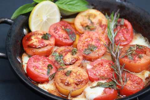 Salade de tomates rôties et de mozzarella capraises avec recette de vinaigre balsamique de basilic Recette Indienne Traditionnelle