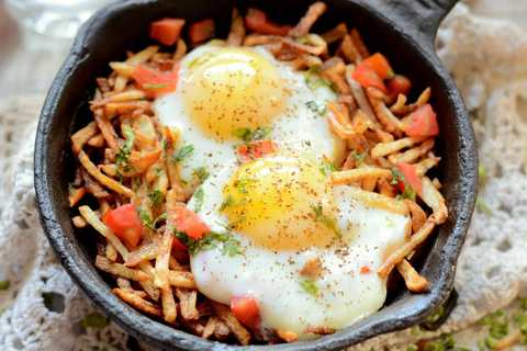 Sali Par Eedu Recette - Parsi Petit-déjeuner Oeufs sur la pomme de terre frite Recette Indienne Traditionnelle