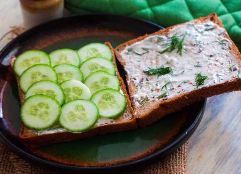 Sandwich au concombre avec recette de rayures au yogourt Recette Indienne Traditionnelle