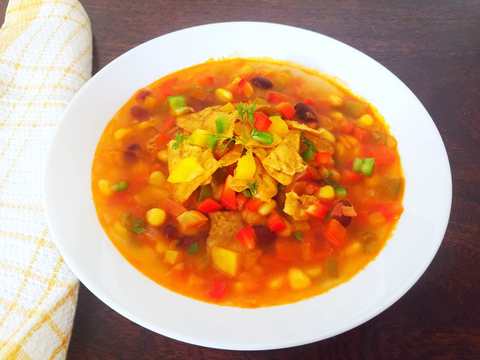 Soupe de fiesta mexicaine avec recette de pesto tomatillo rôti Recette Indienne Traditionnelle