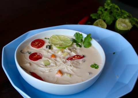 Soupe de lait de coco de coco de légumes avec recette de nouilles de vermicelli Recette Indienne Traditionnelle