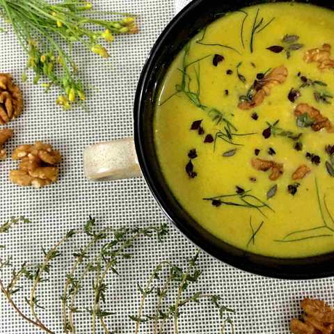 Soupe noix de curcuma du fenouil avec recette de pomme et de mangue crue Recette Indienne Traditionnelle