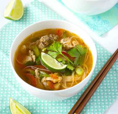 Soupe de nouilles de poulet thaïlandaise avec recette de légumes Recette Indienne Traditionnelle