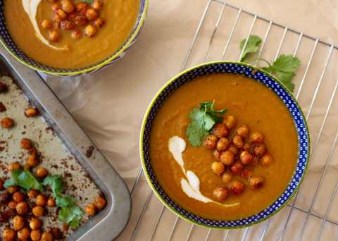 Soupe de pommes de terre douce de la carotte de pomme avec recette de pois chiches grillées Garam Masala Recette Indienne Traditionnelle