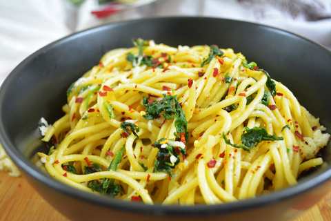 Spaghetti Aglio Olio avec recette Parmesan & Greens Recette Indienne Traditionnelle