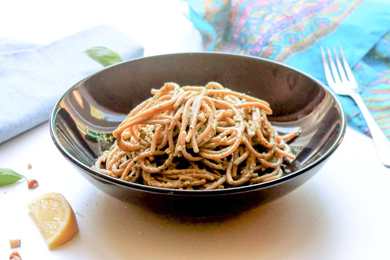 Spaghetti de blé entier avec recette de pesto de basilic avocat Recette Indienne Traditionnelle