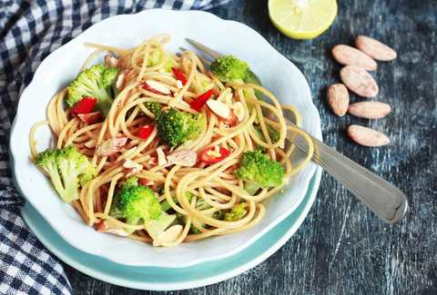 Spaghetti avec recette de brocoli et d’amandes fumées Recette Indienne Traditionnelle