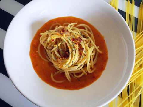 Spaghettis à l’ail avec recette de sauce au poivron rouge rôtie (végétalienne) Recette Indienne Traditionnelle