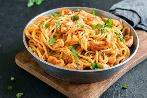 Spaghettis au poulet dans la recette de sauce au basilic tomate Recette Indienne Traditionnelle
