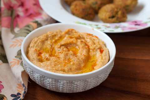 Sriracha Hummus Recette – Trempette du Moyen-Orient aromatisé à Sriracha Recette Indienne Traditionnelle