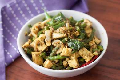 Stirez frire des haricots verts et du tofu avec la recette de phoron PANCH Recette Indienne Traditionnelle