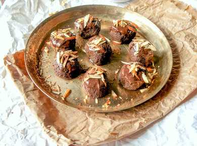 Sureh au chocolat noir (Shondesh) trempé dans la recette de chocolat Recette Indienne Traditionnelle