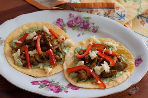 Taco doux avec des champignons et une recette de sauce à poivron rôti Recette Indienne Traditionnelle