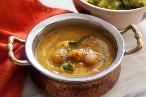 Tamil Nadu Style Vengaya Sambar Recette – Pearl Onion Sambar Recette Indienne Traditionnelle